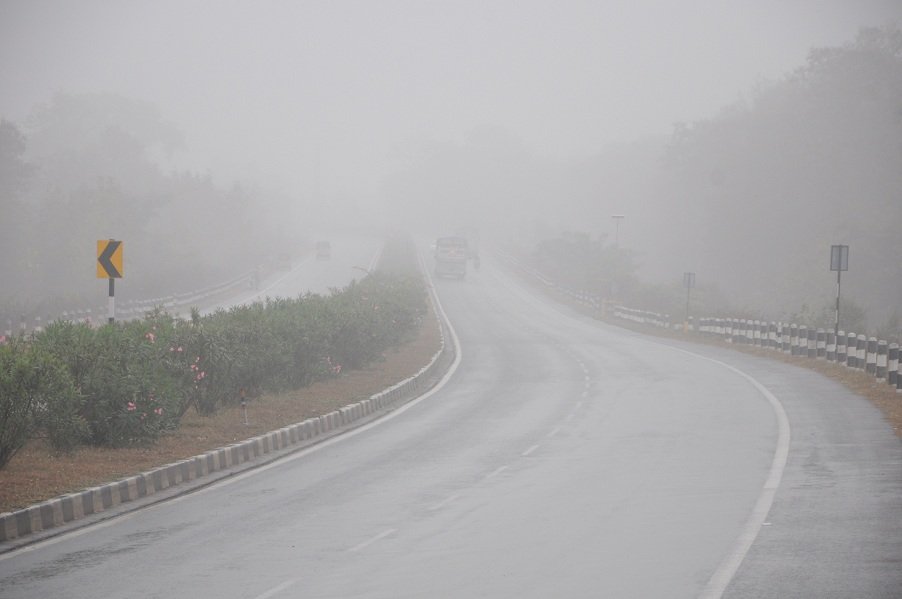 سردی کے سبب سڑک پر سونے والے افراد کو کافی مشکلات کا سامنا ہے
