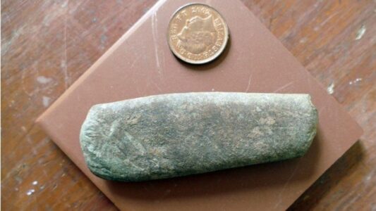 The decorated fragment of a 3,750-year-old Early Bronze Age vase urn is the first Bronze Age pottery from the area. Image credits: Richard Brown and Giselle Eagle.