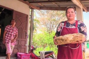 تھائی لینڈ میں ایک خاتون, اس وقت حیران و پریشان ہو گئی , جب اسے ساحل کنارے اپنے گھر کے پاس ۔ , وہیل مچھلی ,woman-becomes-rich-by-vomiting-millions-of-rupees-worth-of-whale-fish