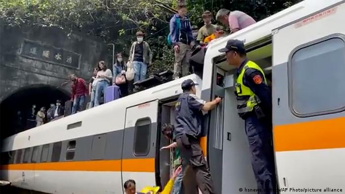 Taiwan: Dozens of passengers killed in train crash