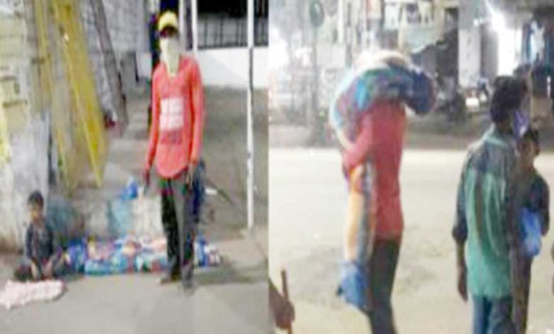 شوہر نے بیوی کی نعش کو کندھے پر اُٹھا کر شمشان گھاٹ پہونچایا