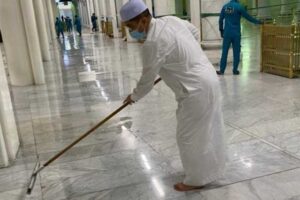 ملائیشین وزیر کی حرم مکی کی صفائی