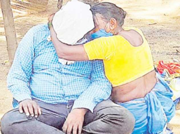 ہاسپٹل کے احاطے میں نوجوان نے ماں کی گود میں دم توڑ دیا