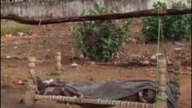 Father-walks-35-km with daughter's body on cot