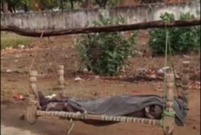 Father-walks-35-km with daughter's body on cot