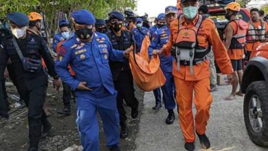 Indonesia-boat-selfie-accident