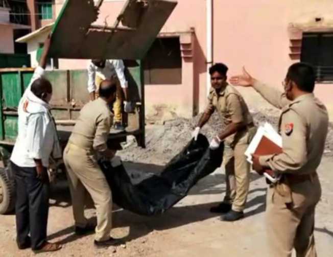 UP-mahoba-son-take-father-dead-body-in-garbage-truck-for-funeral