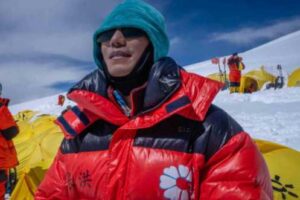 Zhang Hong-first-blind-chinese-mountaineer-climbs-mount-everest