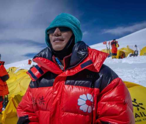 Zhang Hong-first-blind-chinese-mountaineer-climbs-mount-everest