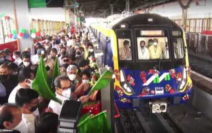 maharashtra-cm-flags-off-trial-run-for-Mumbai-metro