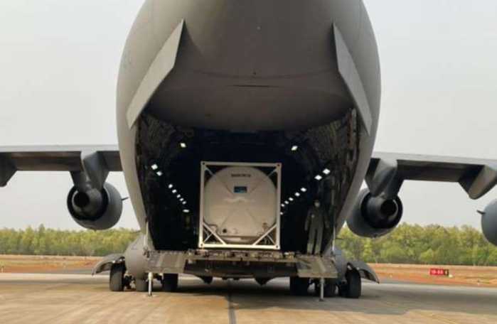 plane arrived from America with medical supplies