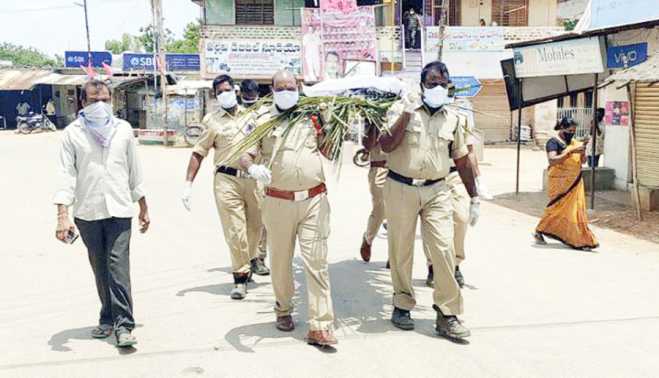 ونپرتی میں لاوارث متوفیہ کی پولیس کے ہاتھوں آخری رسومات