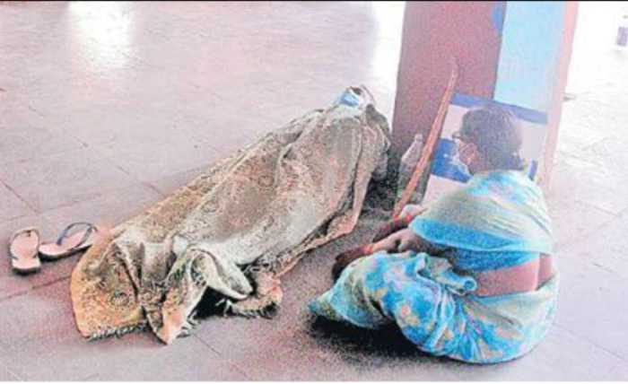 کورونا سے متاثر ہونے کی اطلاع پرہاسپٹل میں ایک شخص ڈھیر