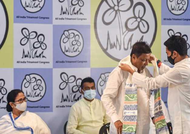 BJP leader Mukul Roy being felicitated by TMC
