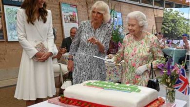 Britain's Queen Elizabeth insisted on cutting a cake