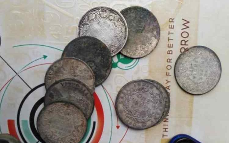 اترپردیش کے ضلع ہمیر پور ,میں نجی مکان کی تعمیر, کے لئے کھدائی کے دوران, ملکہ وکٹوریہ برطانوی دور,UP Hamirpur News Silver coins of Victoria reign british era of 1800 AD found during excavation in Hamirpur