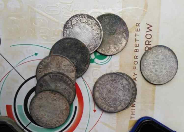 اترپردیش کے ضلع ہمیر پور ,میں نجی مکان کی تعمیر, کے لئے کھدائی کے دوران, ملکہ وکٹوریہ برطانوی دور,UP Hamirpur News Silver coins of Victoria reign british era of 1800 AD found during excavation in Hamirpur