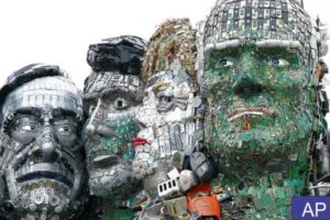 Statues of G-Seven chiefs made of electronic waste