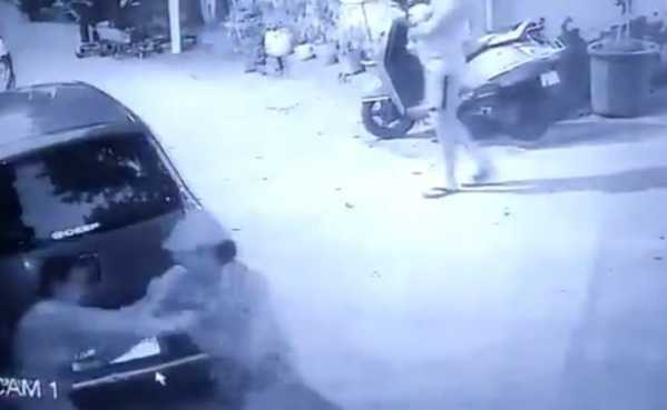 delhi-caught-on-camera-woman-stabbed-multiple-times-by-neighbour