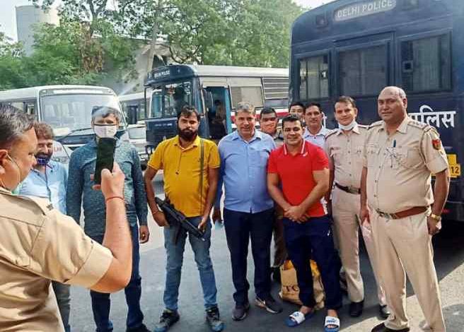 delhi-police-initiates-inquiry-against-the-policeman-who-took-selfie-with-accused-wrestler-sushil-kumar