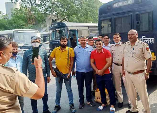 delhi-police-initiates-inquiry-against-the-policeman-who-took-selfie-with-accused-wrestler-sushil-kumar
