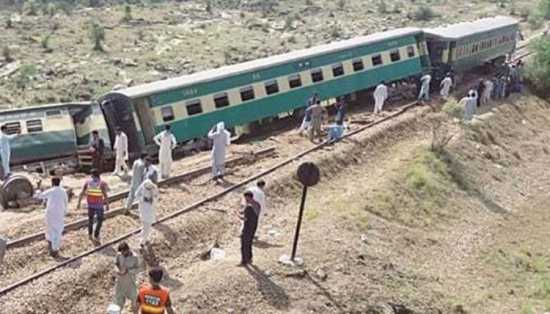 2-passenger-trains-collide-in-pakistan-30-killed-50-injured