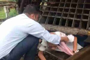 mumbai-driver-halts-train-in-time-saves-life-of-elderly-man-crossing-tracks