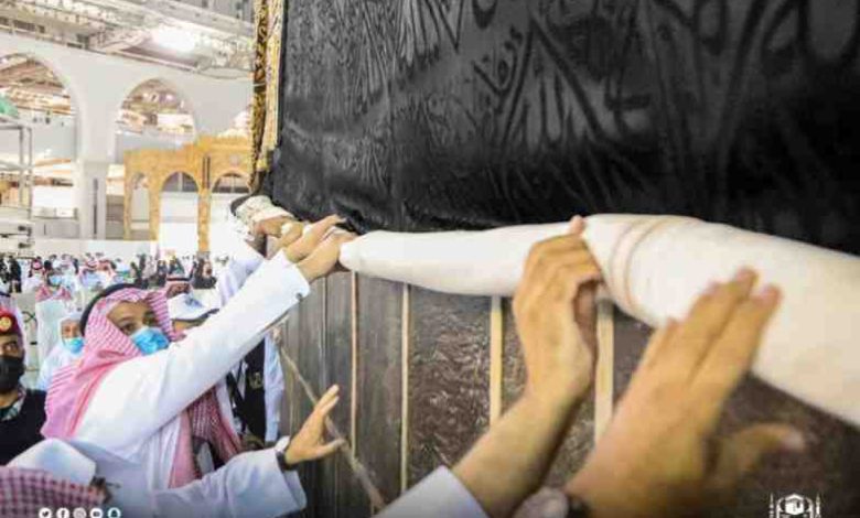 شاهد-رفع-الجزء-السفلي-من-كسوة-الكعبة-استعدادا-لموسم-الحج