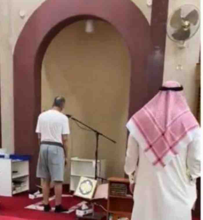 The Kuwaiti Ministry of Awqaf Suspended from muezzin services for wearing shorts