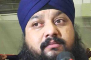 afghanistans-mp-narender-singh-khalsa-breaks-down-as-he-reaches-india-from-kabul