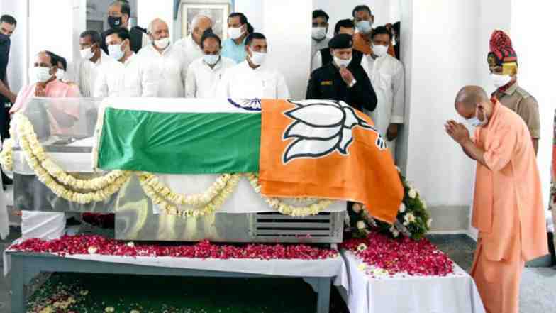 controversy-after-bjp-flag-covers-part-of-national-flag-at-kalyan-singhs-funeral