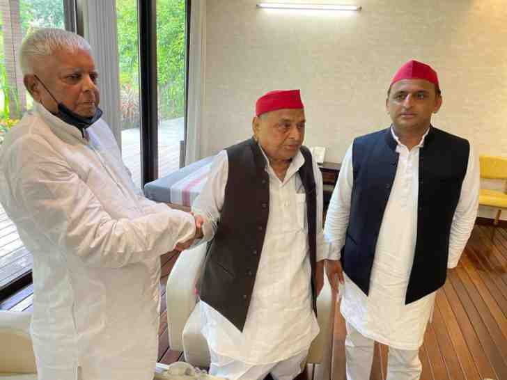 the-country-needs-socialism-not-capitalism-and-sectarianism-lalu-yadavs-statement-after-meeting-mulayam-singh-and-akhilesh-yadav