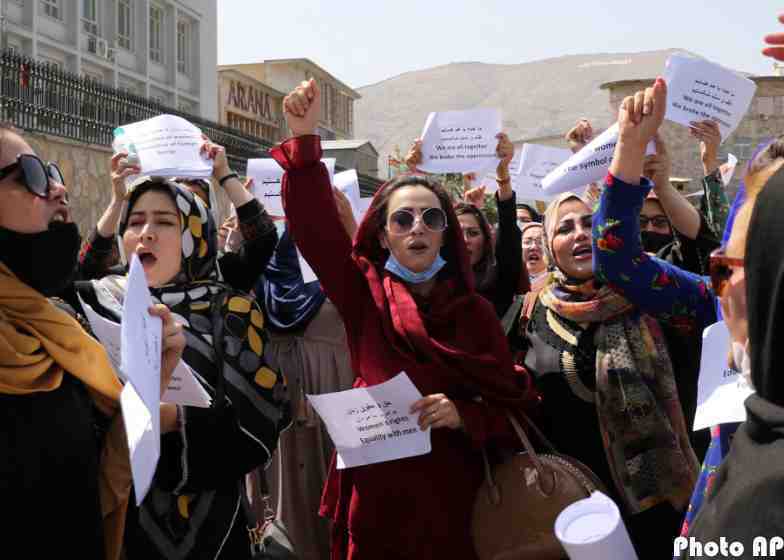 Afghan women demand rights as Taliban seek recognition