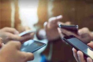 Unique Houthi decision, ban on women's use of touch mobiles and make-up