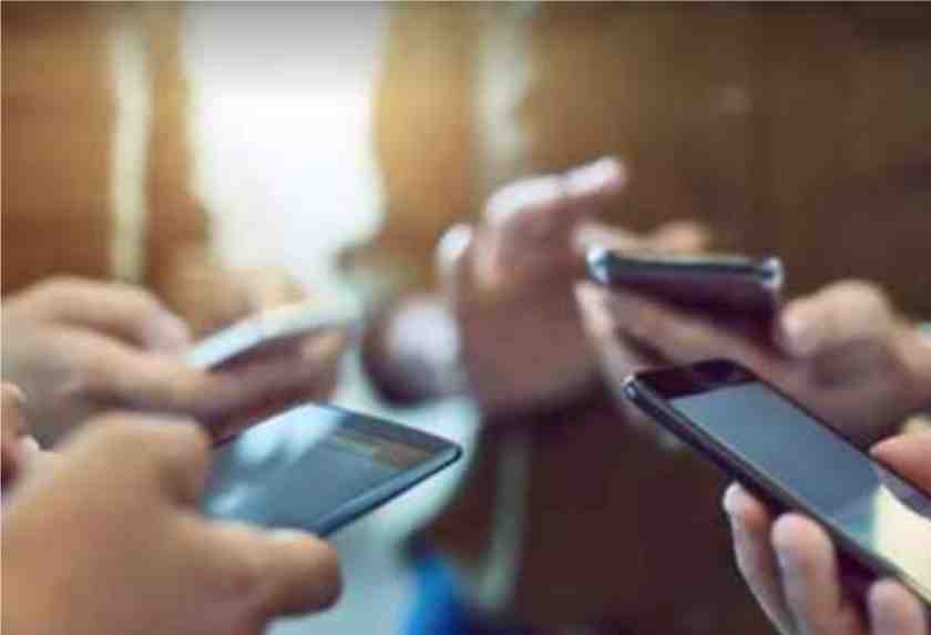 Unique Houthi decision, ban on women's use of touch mobiles and make-up