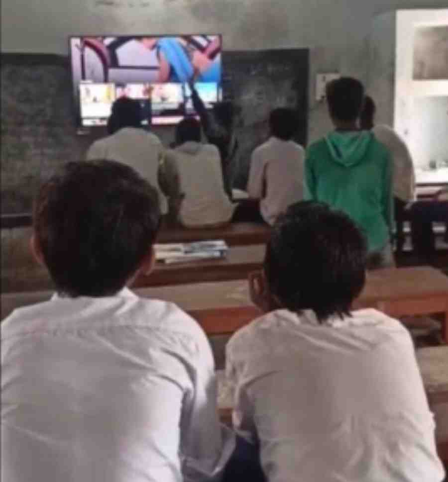 bihar-children-were-watching-obscene-bhojpuri-song-in-smart-classroom-video-goes-viral