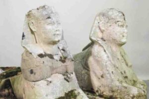 a-pair-of-carved-stone-statues-in-the-garden-turned-out-to-be-ancient-egyptian-artifacts