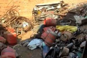 expensive-gas-cylinders-sold-in-junk-due-to-exposure-of-central-governments-pm-ujjwala-scheme-video-goes-viral