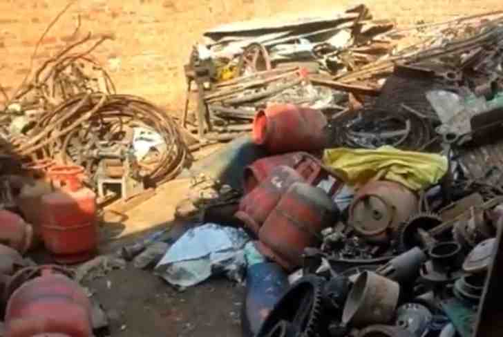 expensive-gas-cylinders-sold-in-junk-due-to-exposure-of-central-governments-pm-ujjwala-scheme-video-goes-viral
