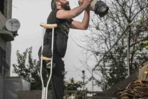 photo-of-father-and-son-who-lost-their-limbs-due-to-syria-civil-war-wins-prize