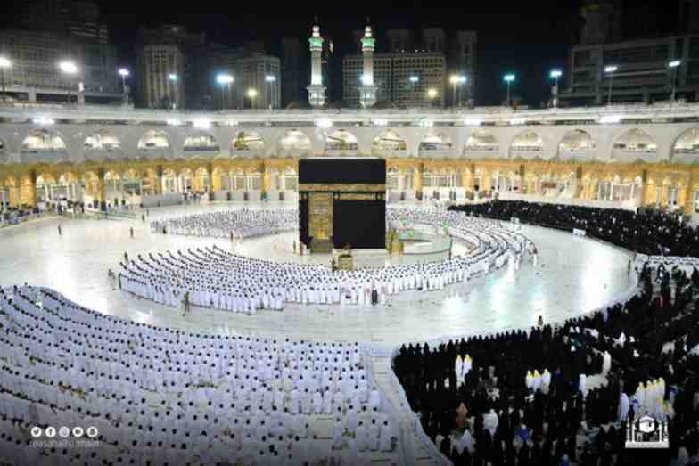the-first-friday-prayers-in-grand-mosque-in-mecca-after-the-corona-epidemic-without-social-distance