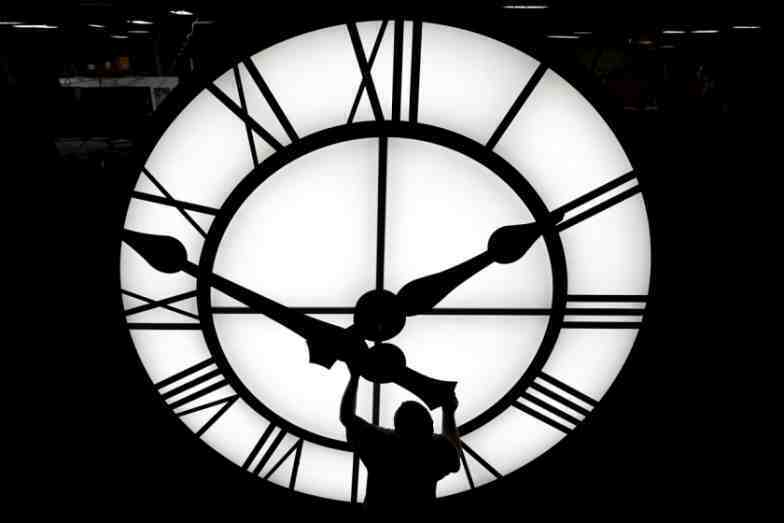 In the United States, the hands of the clocks are one hour behind, signaling the beginning of winter