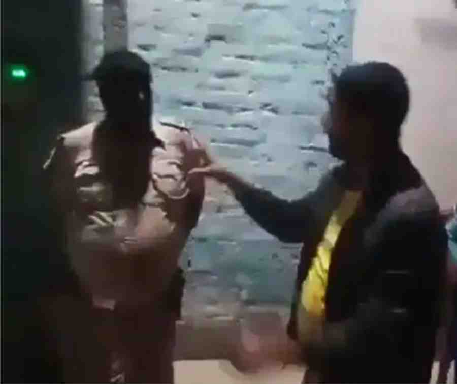 a-policeman-was-tied-to-a-pole-and-beaten-a-case-has-been-registered-against-two-unidentified-persons