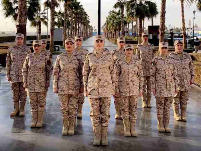 Kuwaiti army begins recruiting women