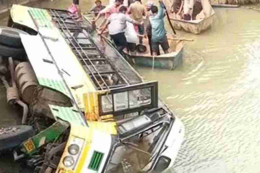 andhra-pradesh-9-killed-22-injured-in-bus-crash-in-west-godavari