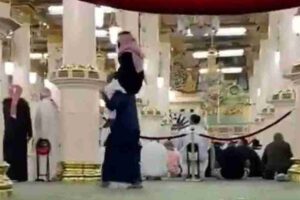 the-privilege-of-visiting-the-prophets-mosque-on-the-shoulders-of-the-young-mans-father-video