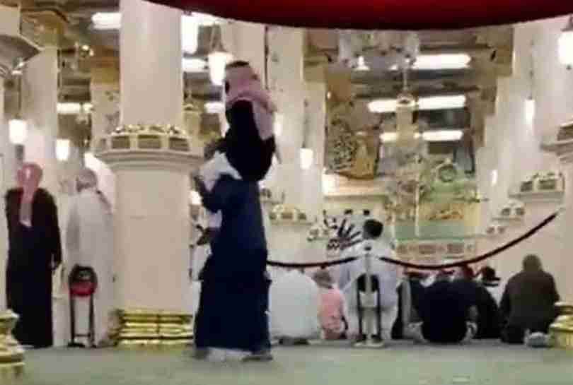 the-privilege-of-visiting-the-prophets-mosque-on-the-shoulders-of-the-young-mans-father-video