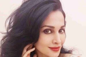 Actress_Flora_Saini_36_Farmhouse