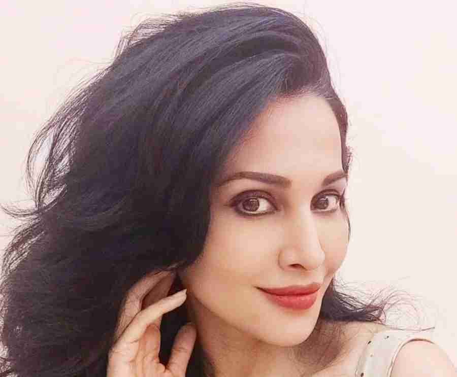 Actress_Flora_Saini_36_Farmhouse