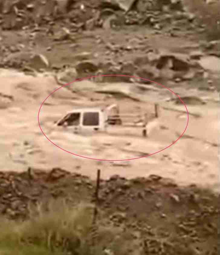 saudi-arabia-a-father-and-daughter-were-killed-when-their-car-was-swept-away-in-a-flood